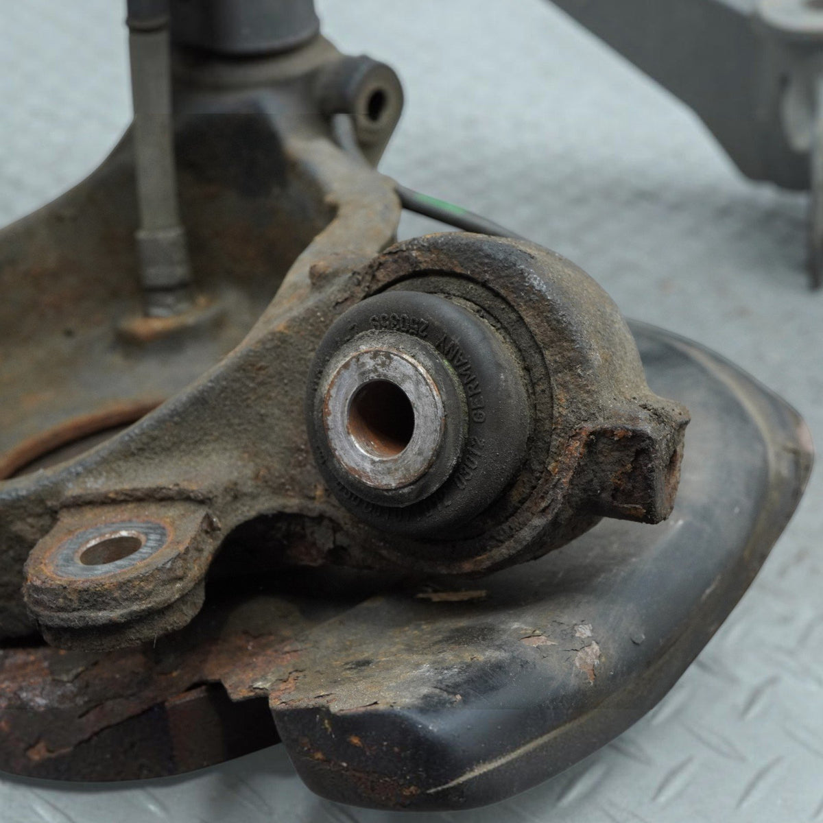 99-06 BMW 320 323 325 328 33 E46 Rear Right Passenger Knuckle Spindle OEM