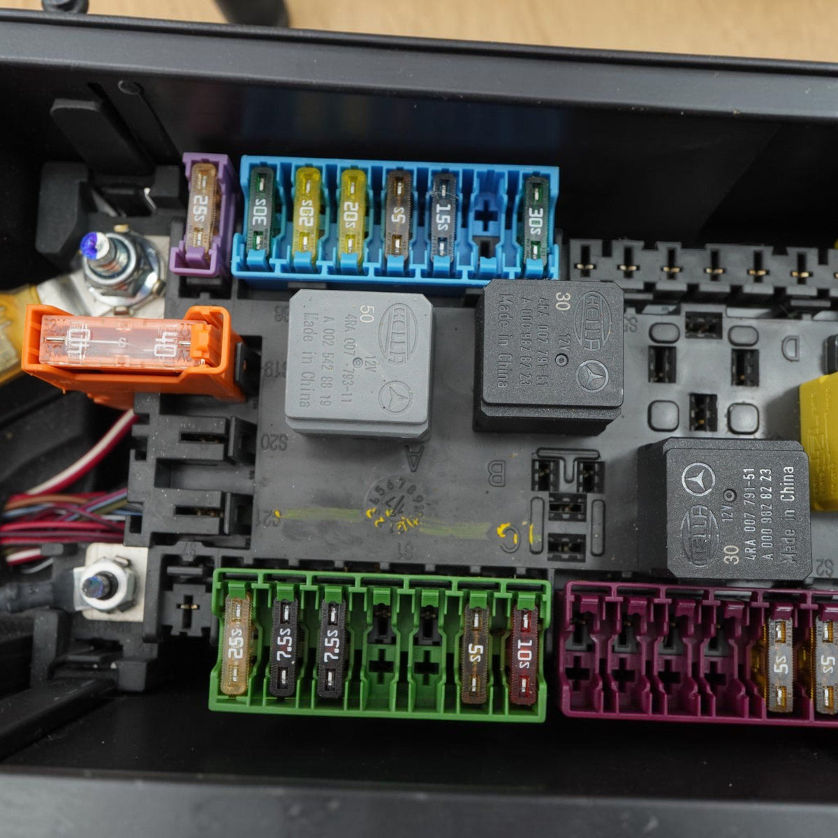 17-19 Mercedes GLS63 GLS550 GLS450 GLS350d X166 Fuse Relay Box A0025428819 OEM