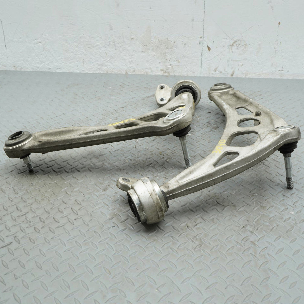 99-06 BMW 320 323 325 328 330 E46 Front Right Left Lower Control Arm 31126758519