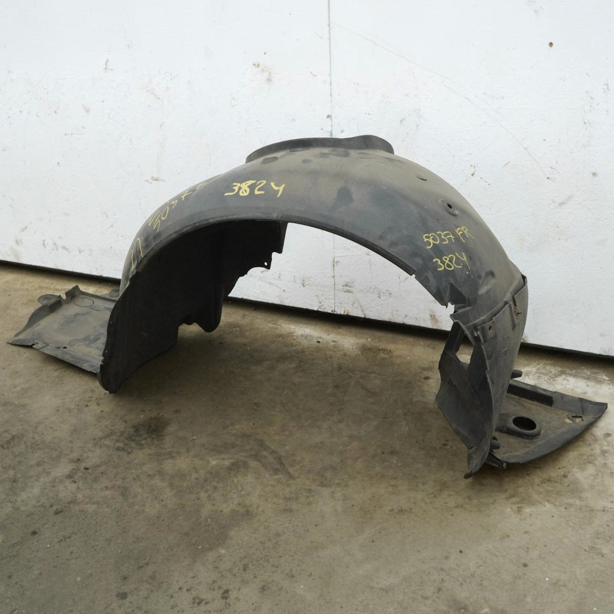 99-05 BMW 330i 325 328 323 E46 Sedan Front Right Inner Fender Liner 51717039678