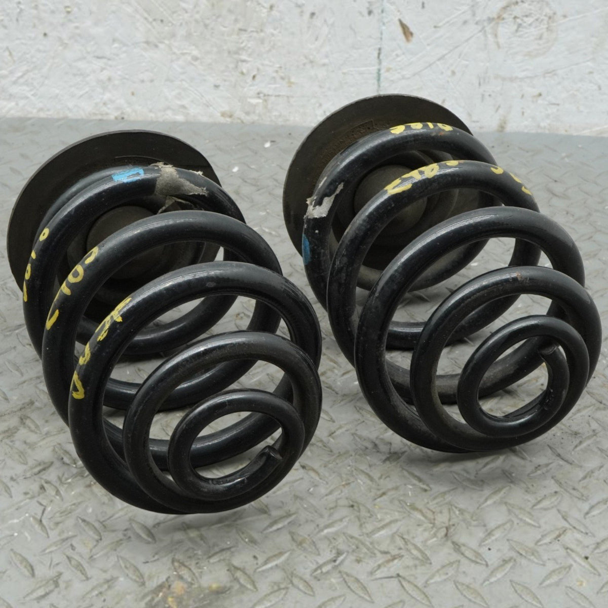 99-06 BMW 330i 328i 325i 323i E46 Rear Coil Spring Left Right 33536775572 OEM