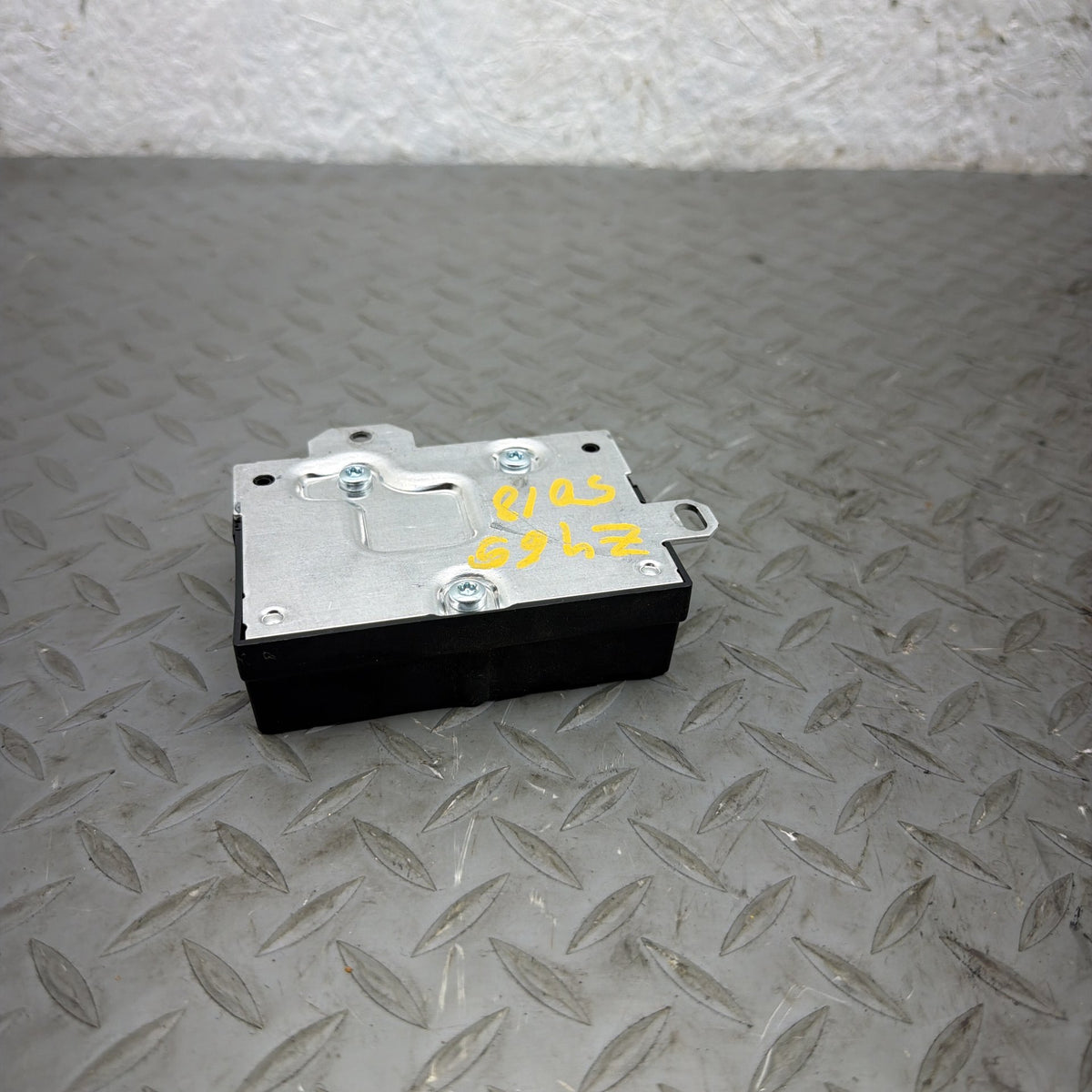 13-16 Mercedes GL450 GL550 GL63 X166 Fuel Pump Control Module 0009000104 OEM