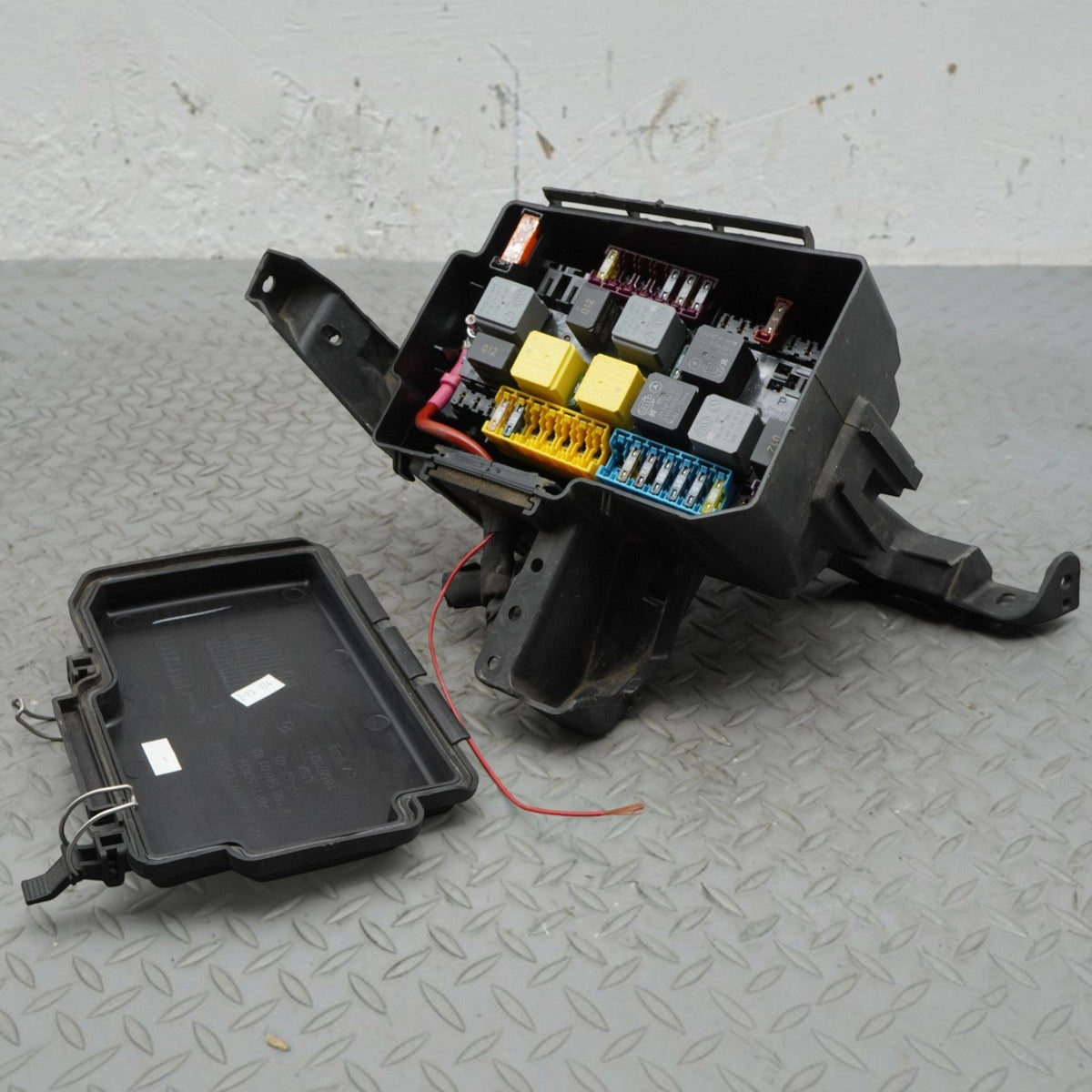 17-19 Mercedes GLS550 GLS450 GLS350d X166 Fuse Box Junction A1665400182 OEM