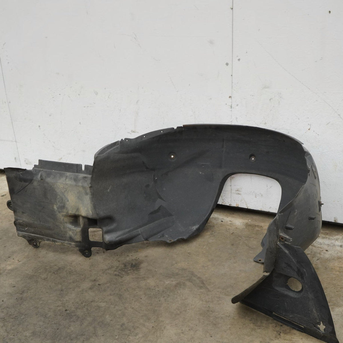 99-05 BMW 330i 325 328 323 E46 Sedan Front Right Inner Fender Liner 51717039678