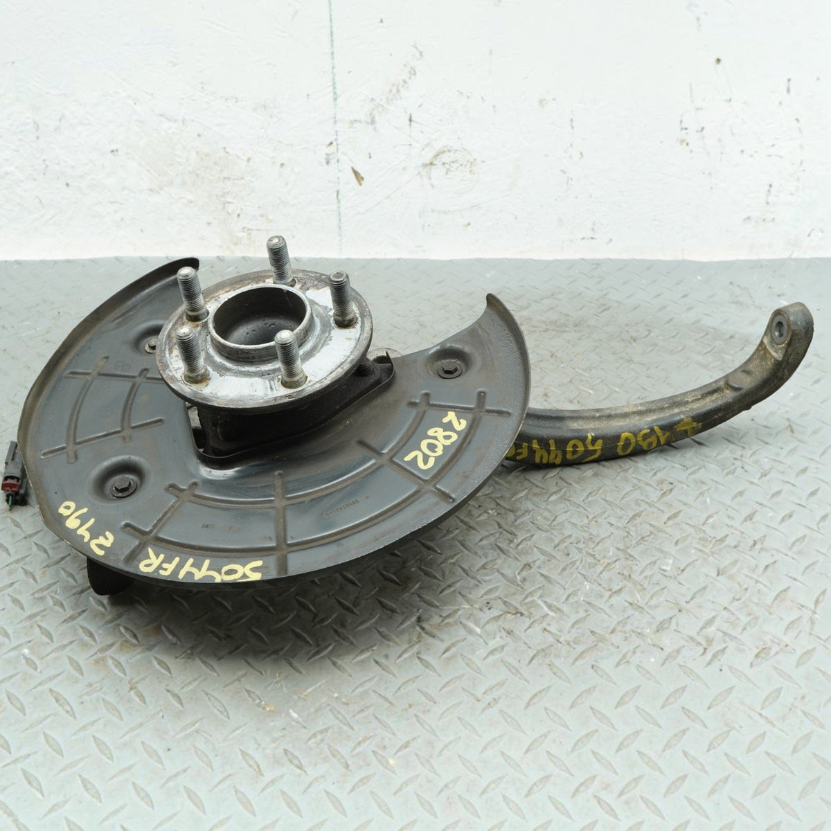 12-23 Dodge Challenger RWD 5.7L Spindle Knuckle Hub Front Right RH 05168402AD