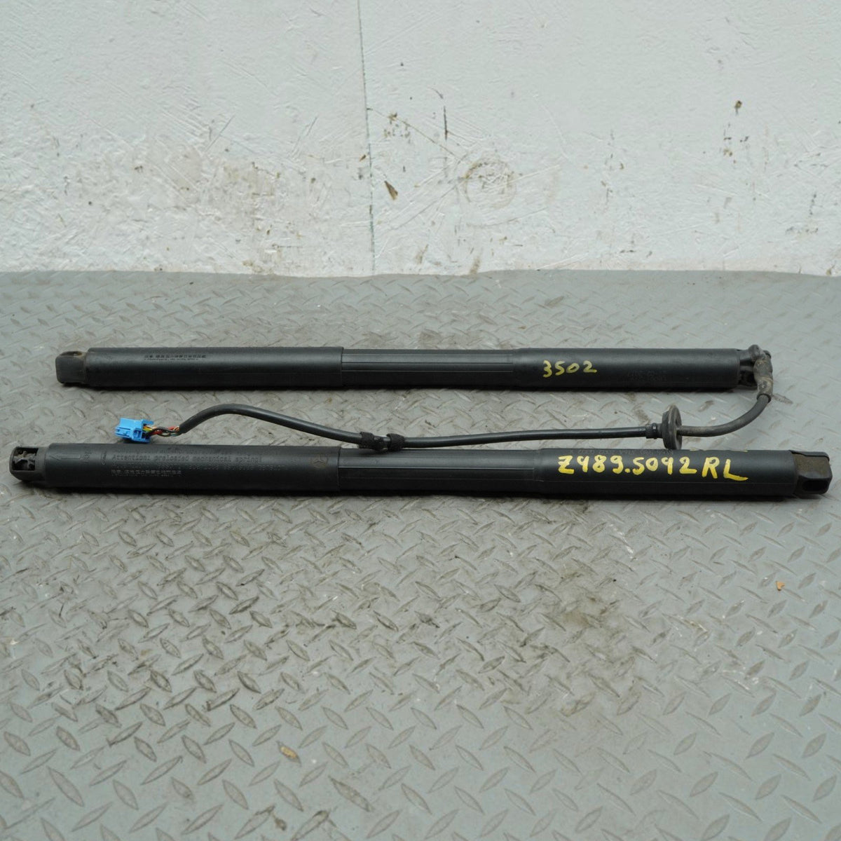 17-19 Mercedes GLS63 GLS550 GLS450 X166 Trunk Lid Gas Struts set A1668900100 OEM