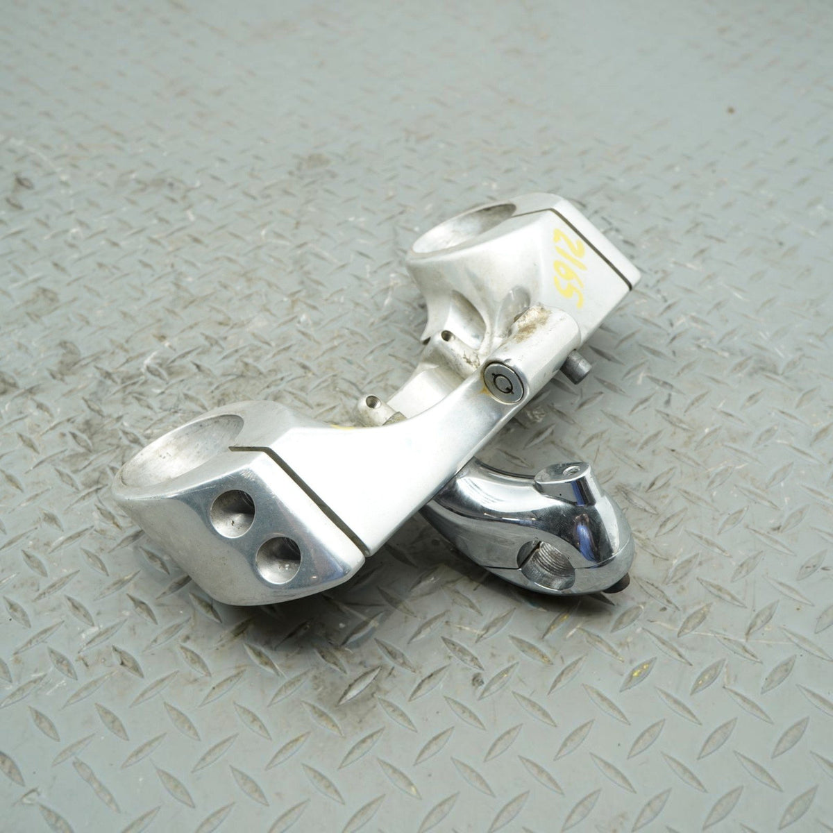 02-06 Harley Davidson VROD VRSCA Front Upper Triple Tree Stem Clamp 46755-01