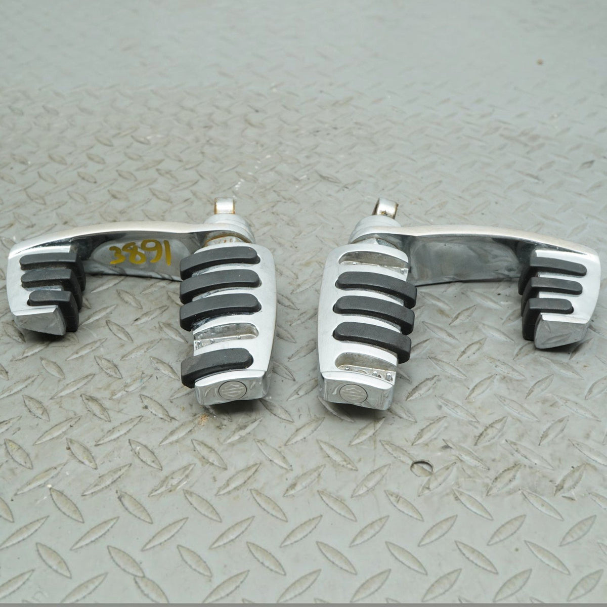 2007 Harley-Davidson FXSTD Softail Deuce Footpegs Footrest Pad Lever OEM