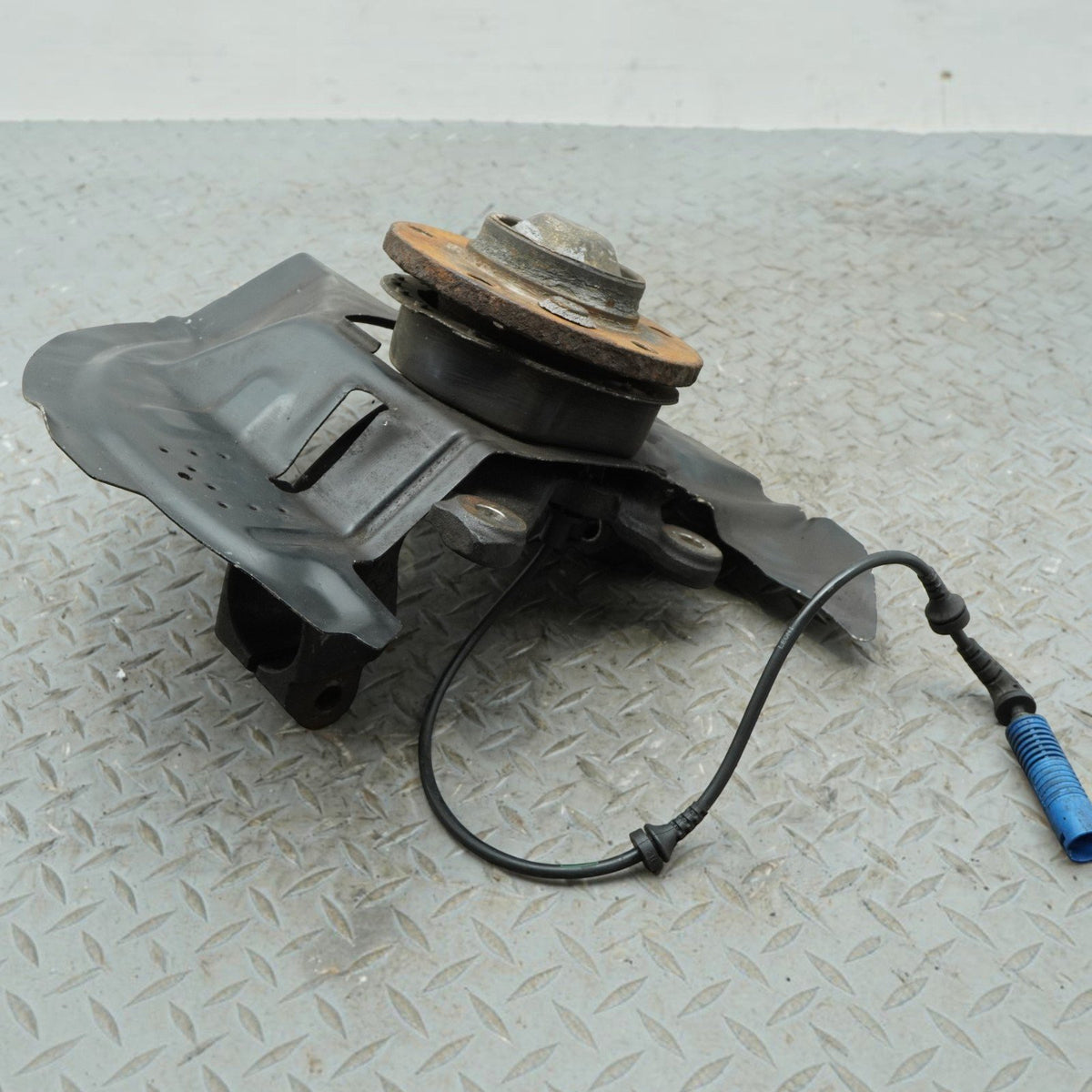 99-06 BMW 320 323 325 328 330 E46 Right Front Spindle Knuckle 31211096430 OEM