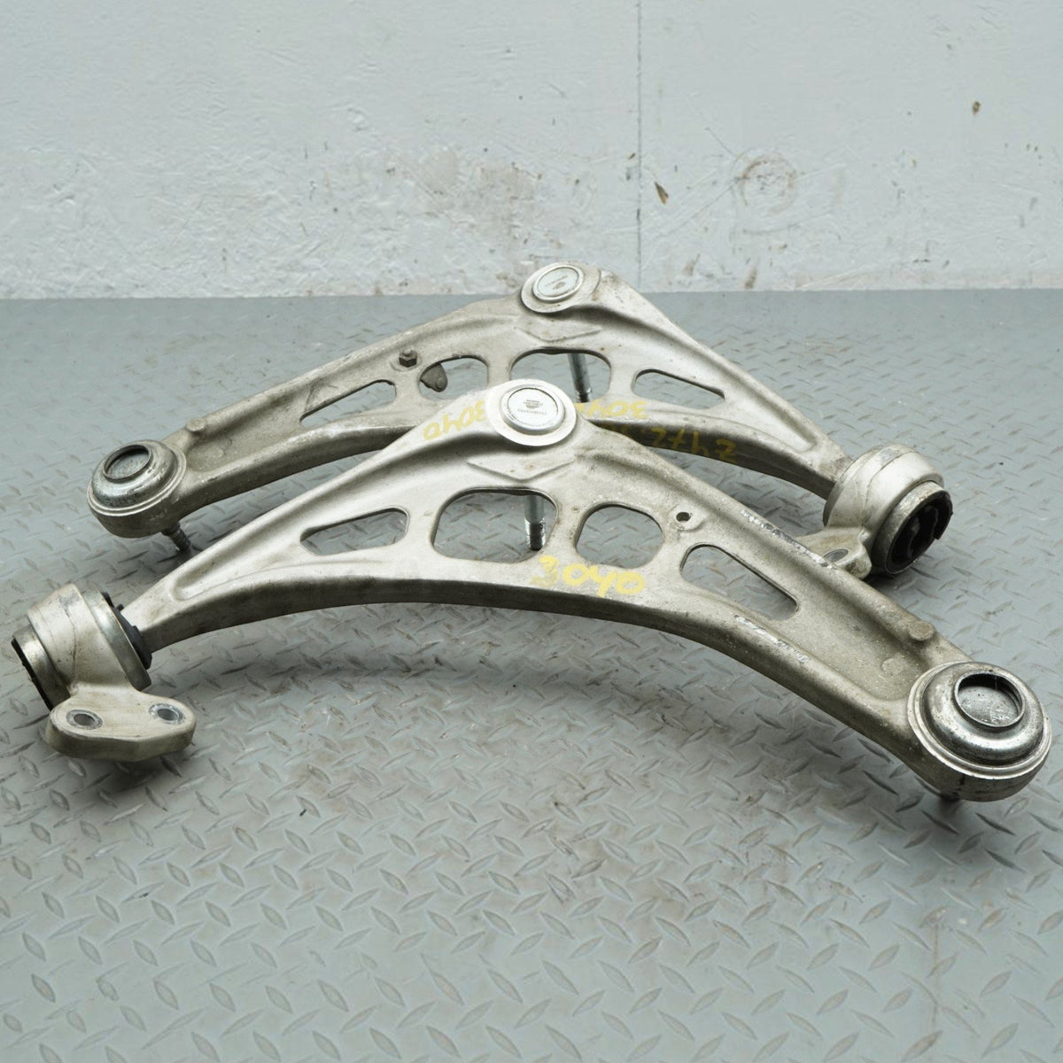 99-06 BMW 320 323 325 328 330 E46 Front Right Left Lower Control Arm 31126758519