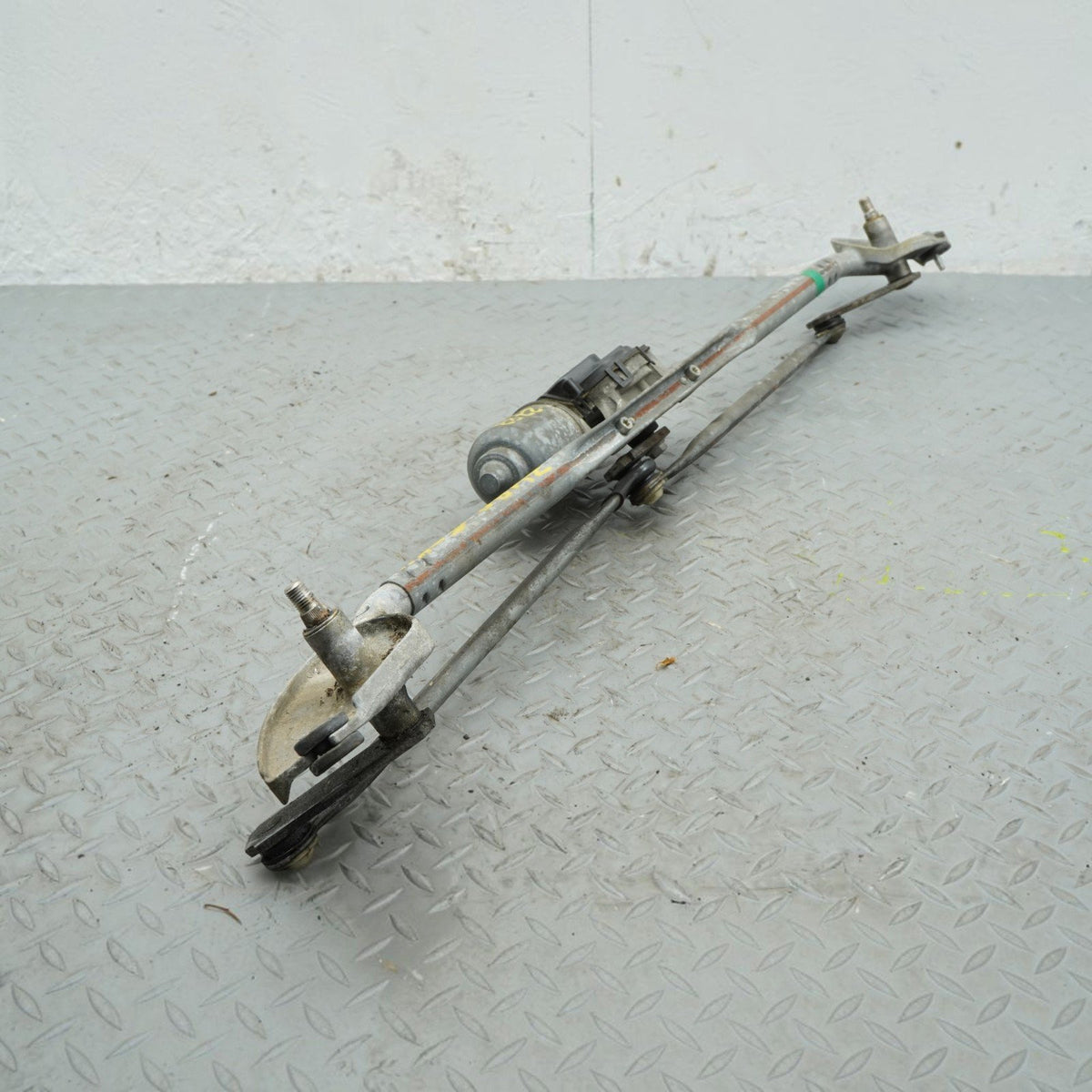 08-23 Dodge Challenger Wiper Linkage Motor Transmission Windshield 05028756AD