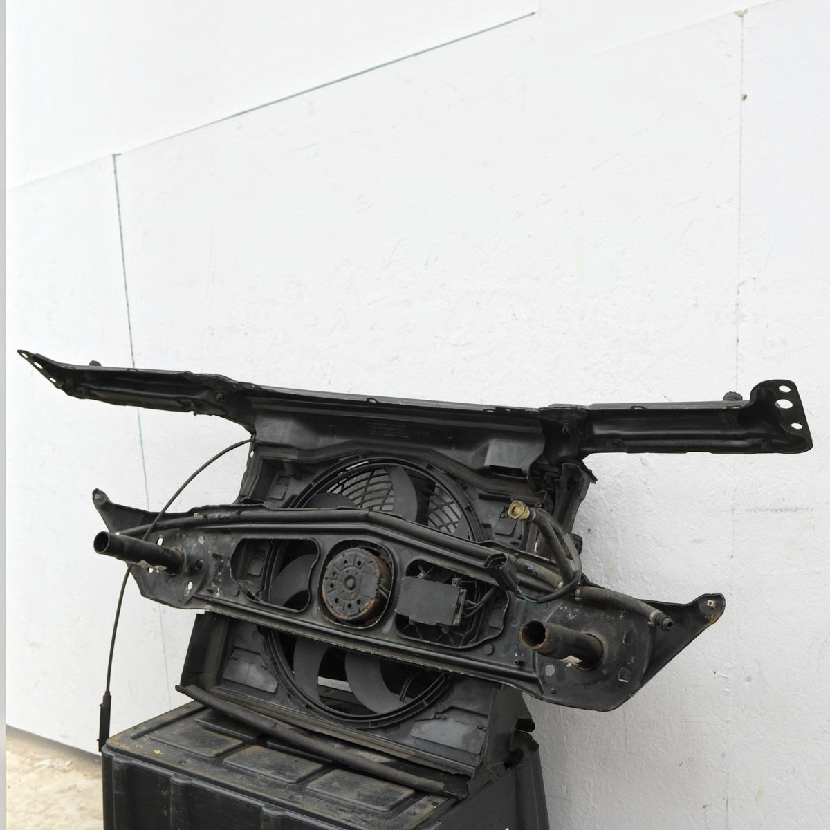 01-06 BMW 320i 325i 330i Radiator Core Support Fan Shroud Cooling 51718202831