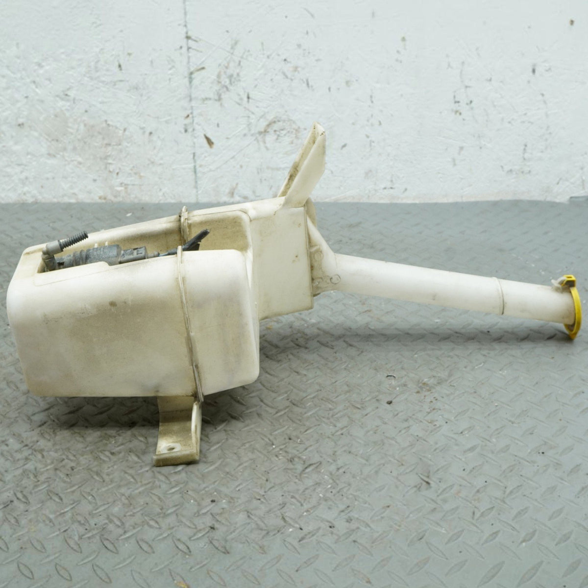 10-14 Ford Mustang GT S197 Windshield Washer Fluid Tank w Pump Cap AR3317B613AA