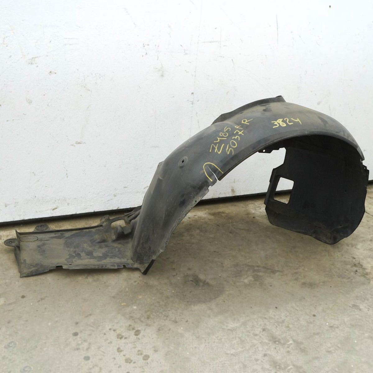99-05 BMW 330i 325 328 323 E46 Sedan Front Right Inner Fender Liner 51717039678