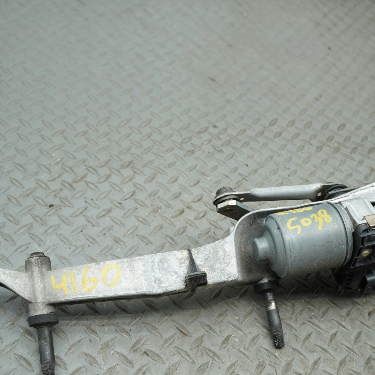 10-17 Mercedes E550 E400 E350 C207Wiper Linkage Motor Windshield A2048201040 OEM