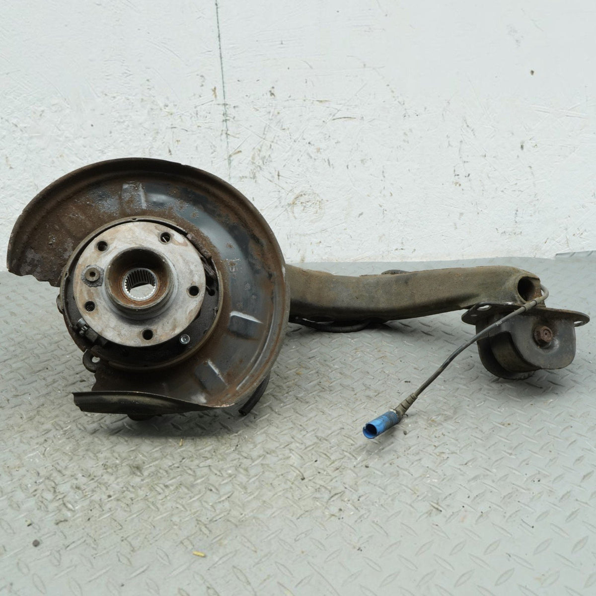 99-06 BMW 320 323 325 328 330 E46 Rear Left Driver Side Knuckle Spindle OEM