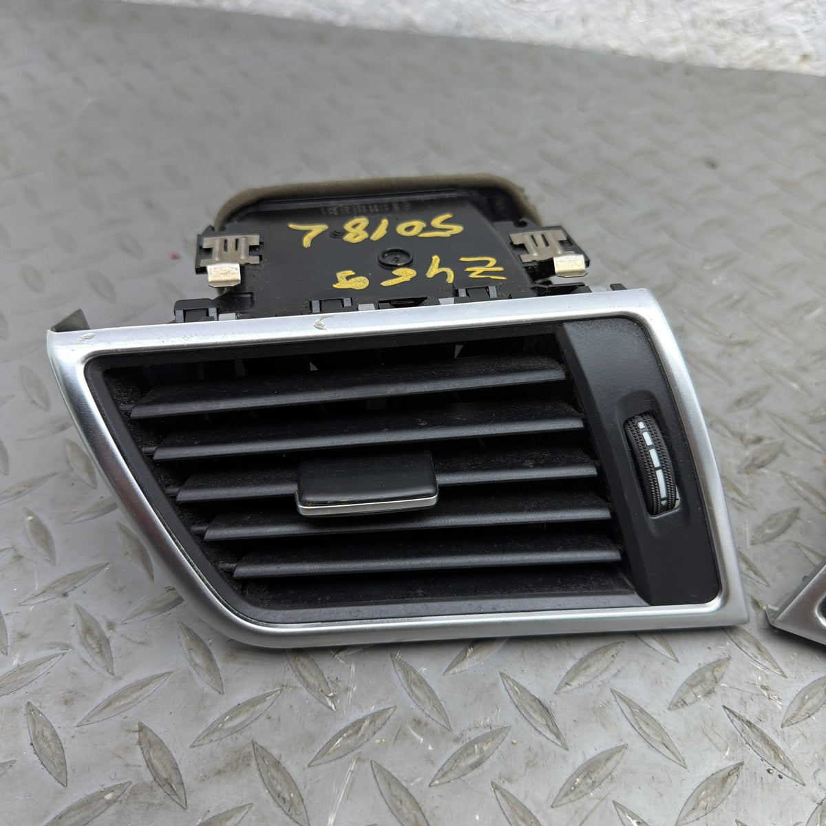 13-16 Mercedes GL450 GL550 X166 Front LH RH Dash AC Air Vents Grille A1668302154
