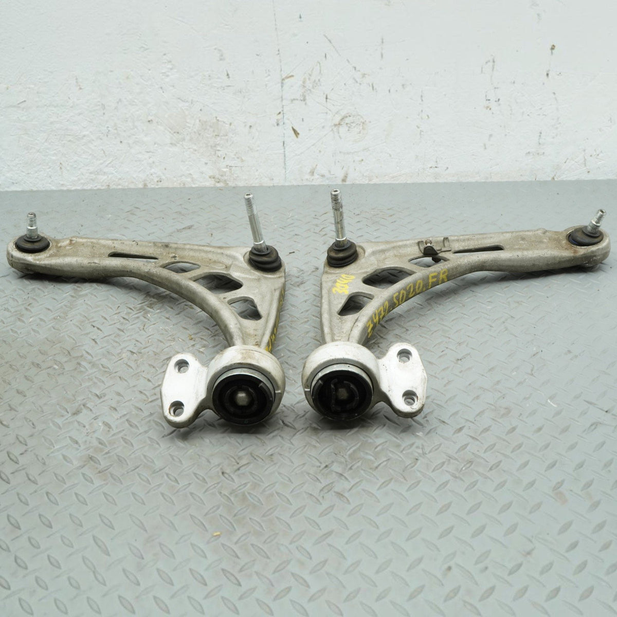 99-06 BMW 320 323 325 328 330 E46 Front Right Left Lower Control Arm 31126758519