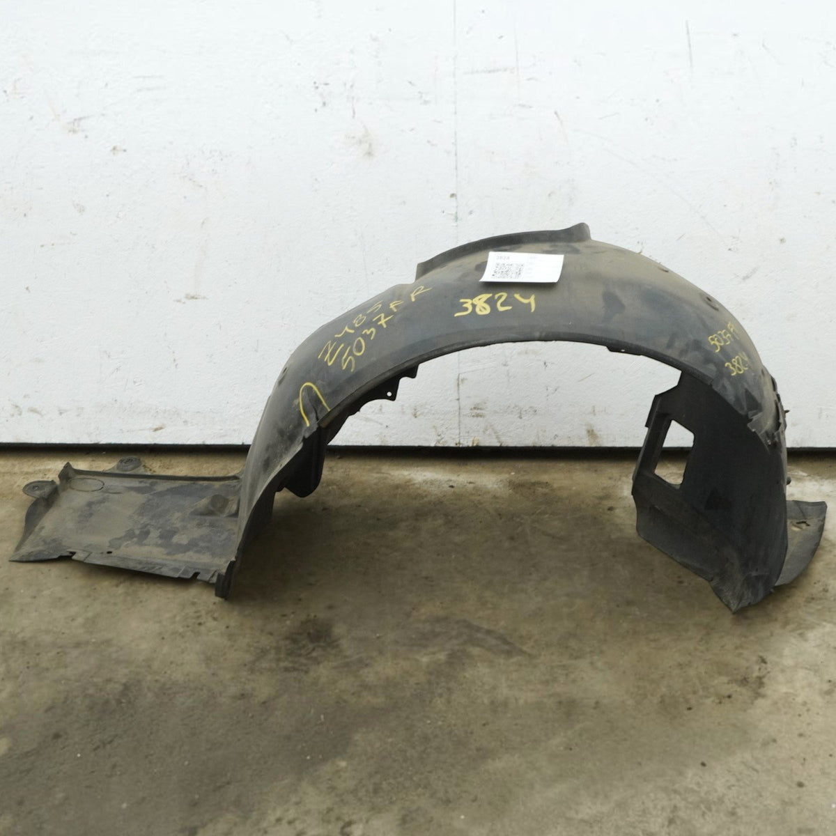 99-05 BMW 330i 325 328 323 E46 Sedan Front Right Inner Fender Liner 51717039678