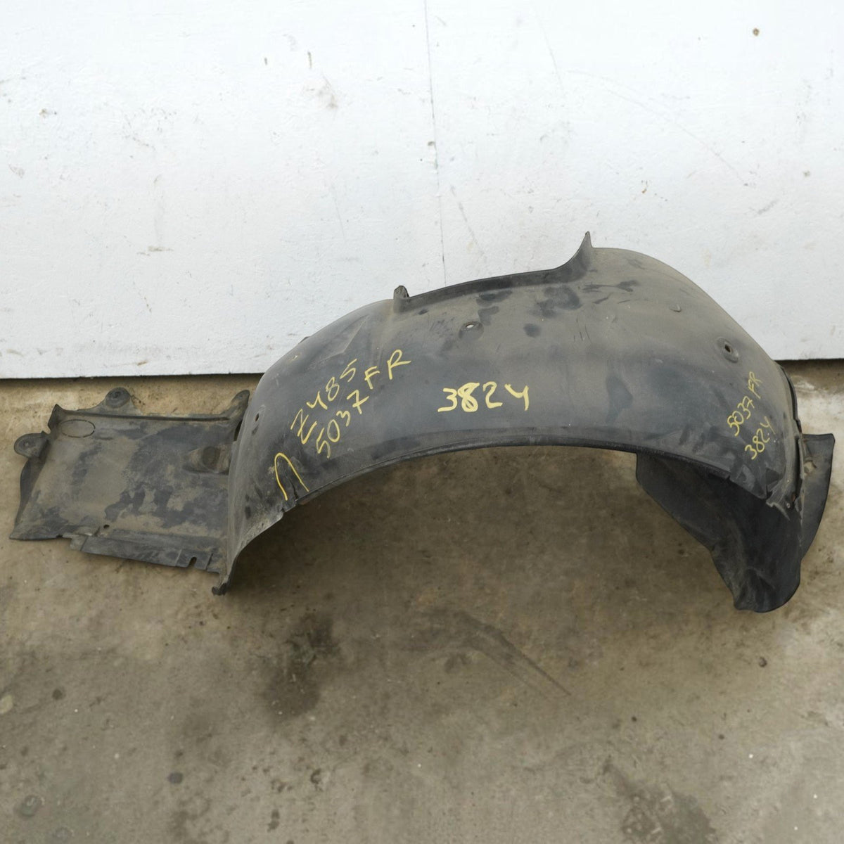 99-05 BMW 330i 325 328 323 E46 Sedan Front Right Inner Fender Liner 51717039678