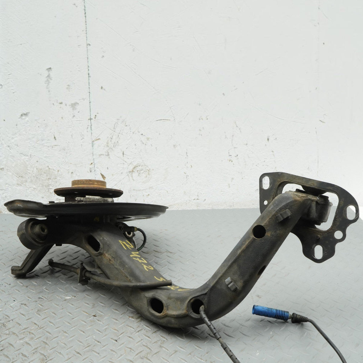 99-06 BMW 320 323 325 328 33 E46 Rear Right Passenger Knuckle Spindle OEM