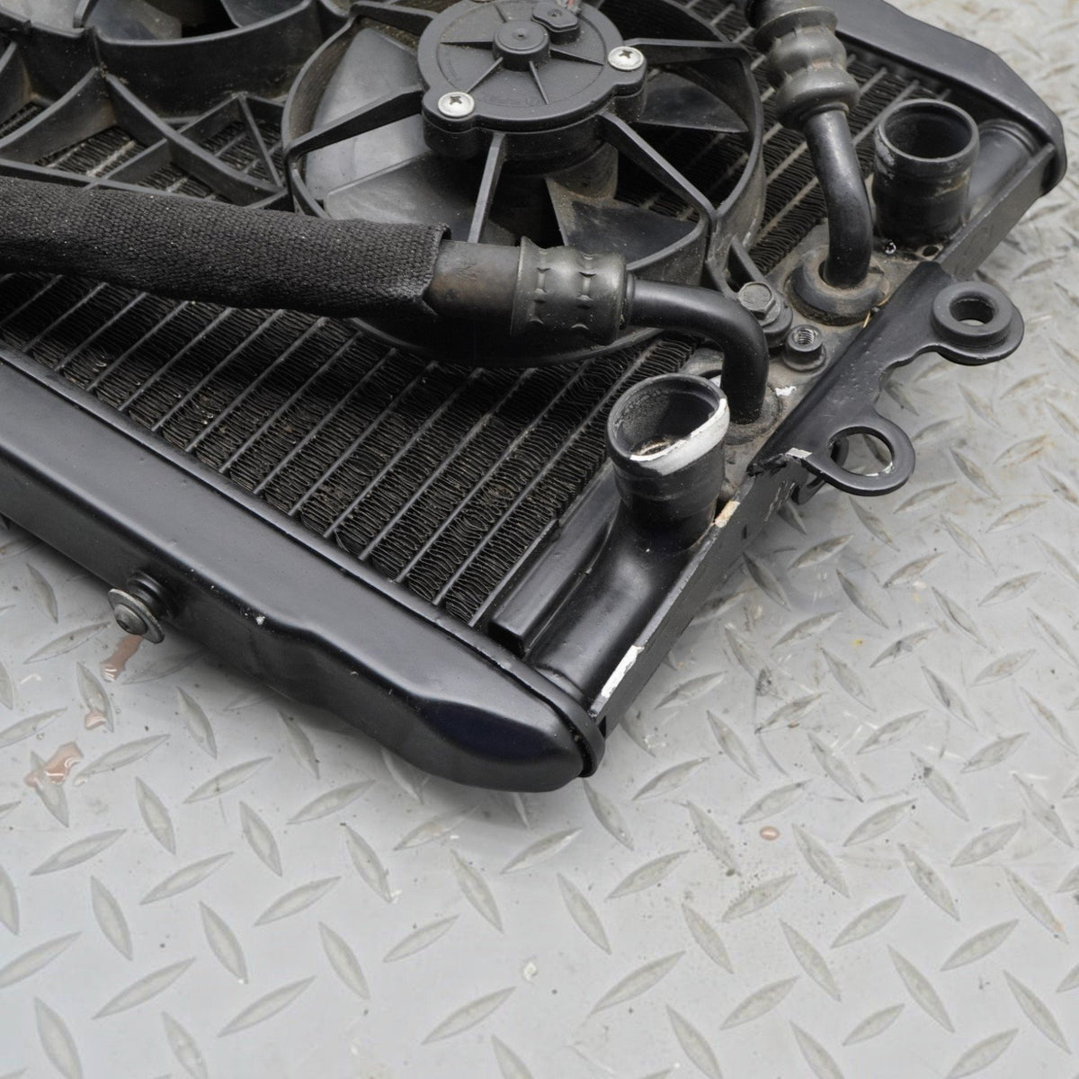 2002-2006 Harley Davidson VROD VRSCA Front Radiator W/ Fans 26722-04 OEM