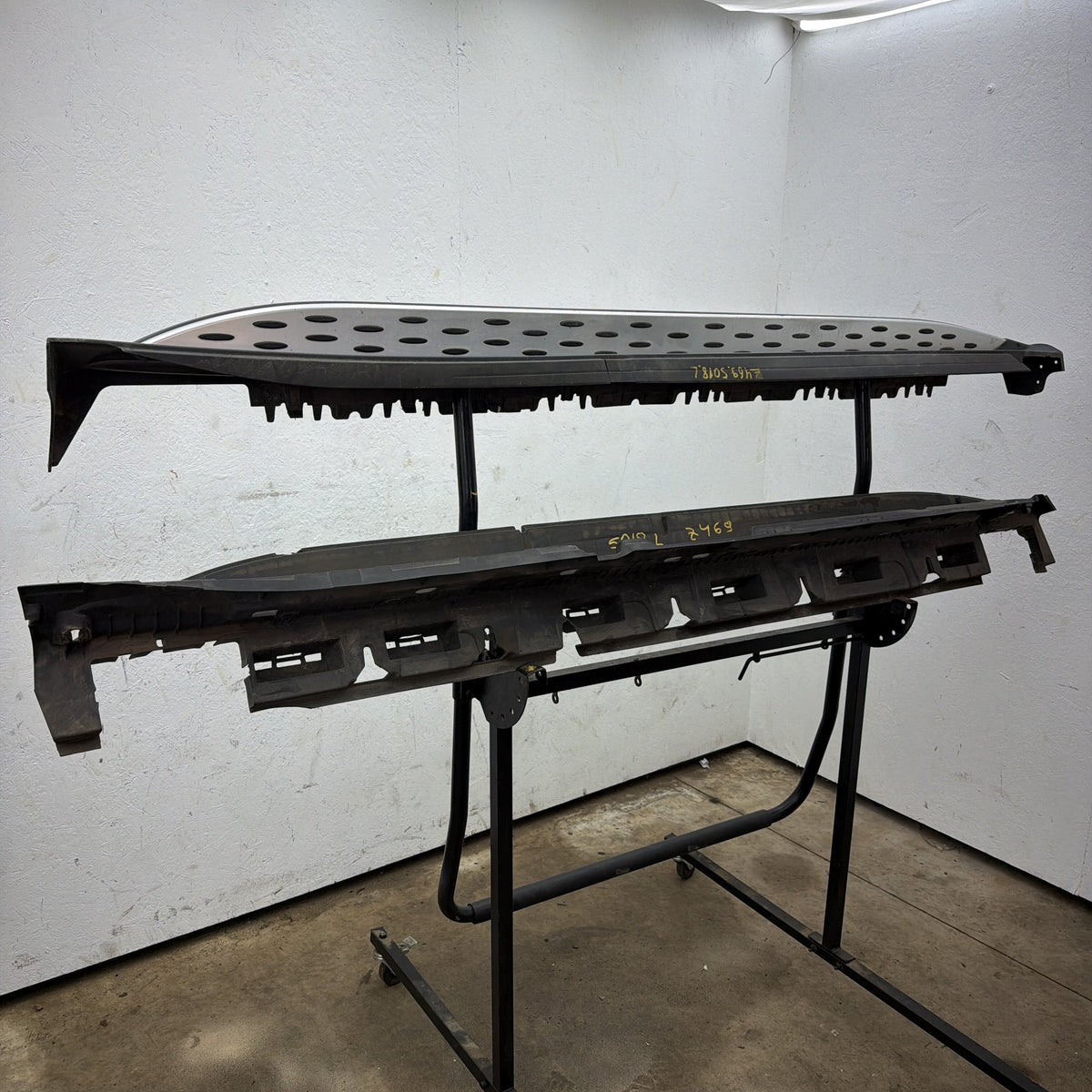 13-16 Mercedes GL350 GL450 GL550 GL63 X166 Left Running Board A1666900075 OEM