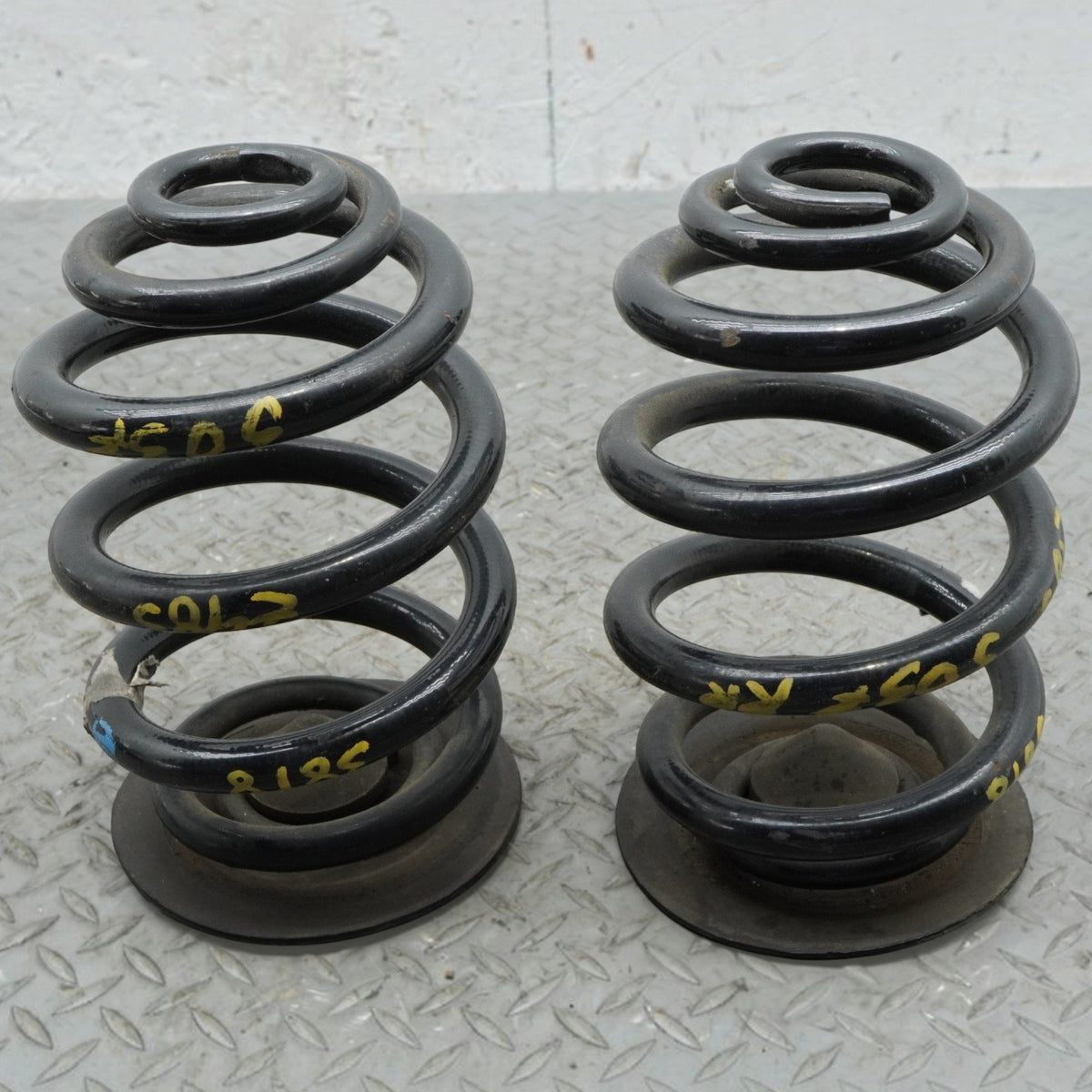 99-06 BMW 330i 328i 325i 323i E46 Rear Coil Spring Left Right 33536775572 OEM