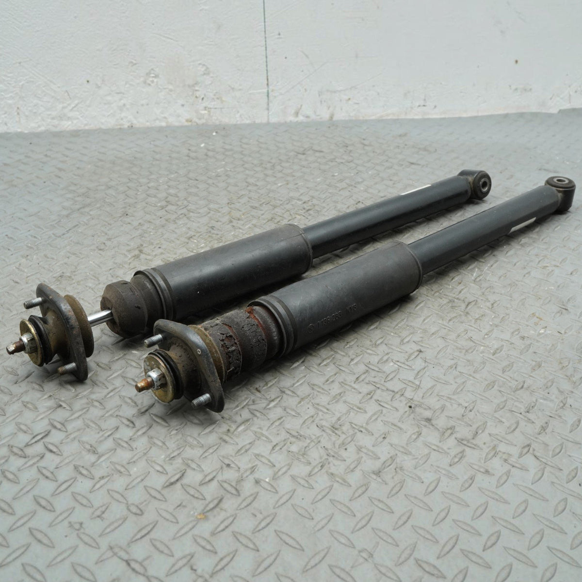 99-06 BMW 320 323 325 328 330 E46 Rear Left Right Strut Shock Suspension 556882