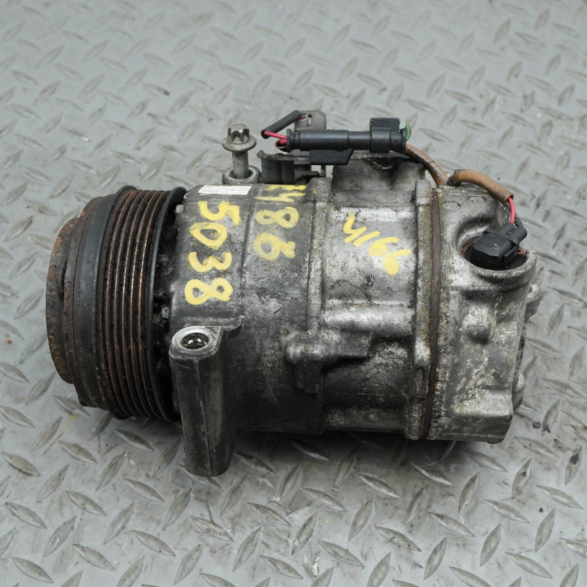 2014 Mercedes E350 C207 A/C Air Compressor Conditionnig Pulley 0008302600 OEM