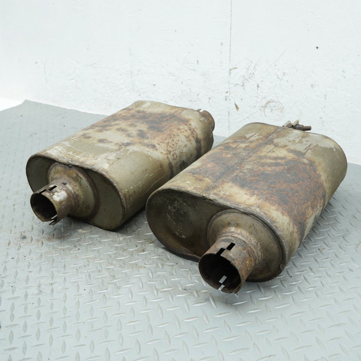 15-23 Dodge Challenger SXT Exhaust Silencer Muffler Pipe Rear LH RH 6089347 OEM