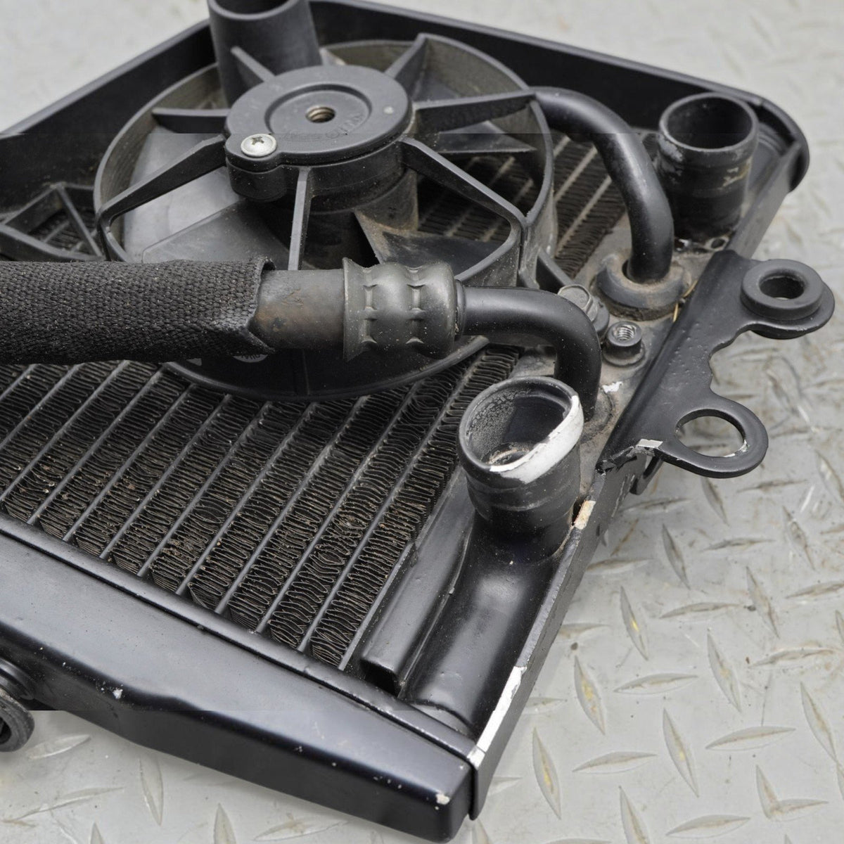 2002-2006 Harley Davidson VROD VRSCA Front Radiator W/ Fans 26722-04 OEM