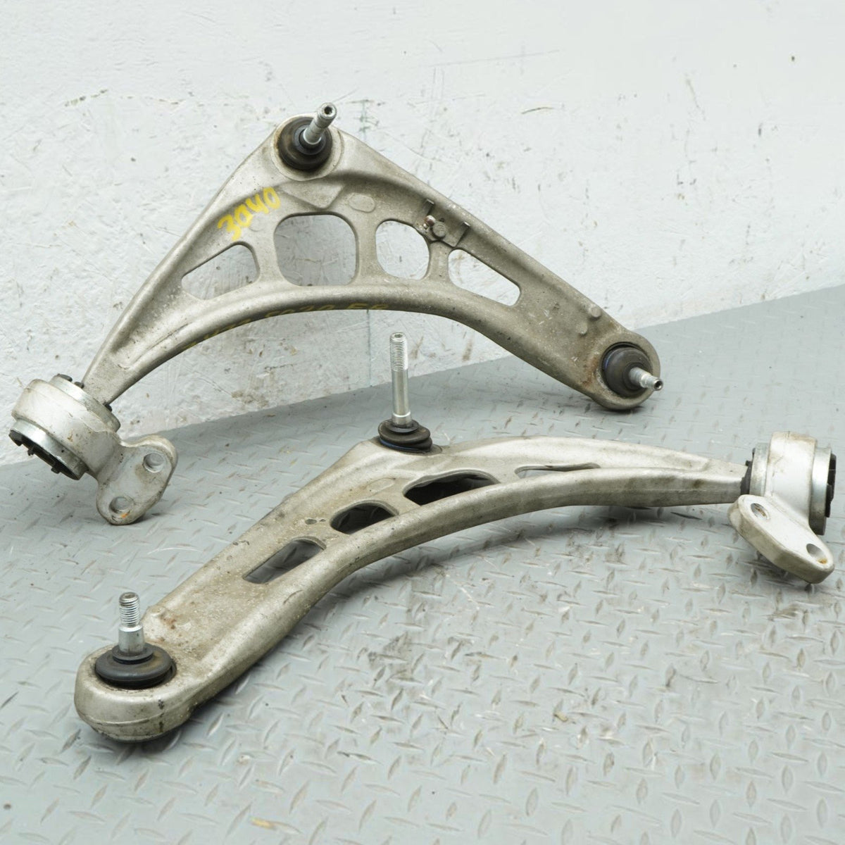 99-06 BMW 320 323 325 328 330 E46 Front Right Left Lower Control Arm 31126758519