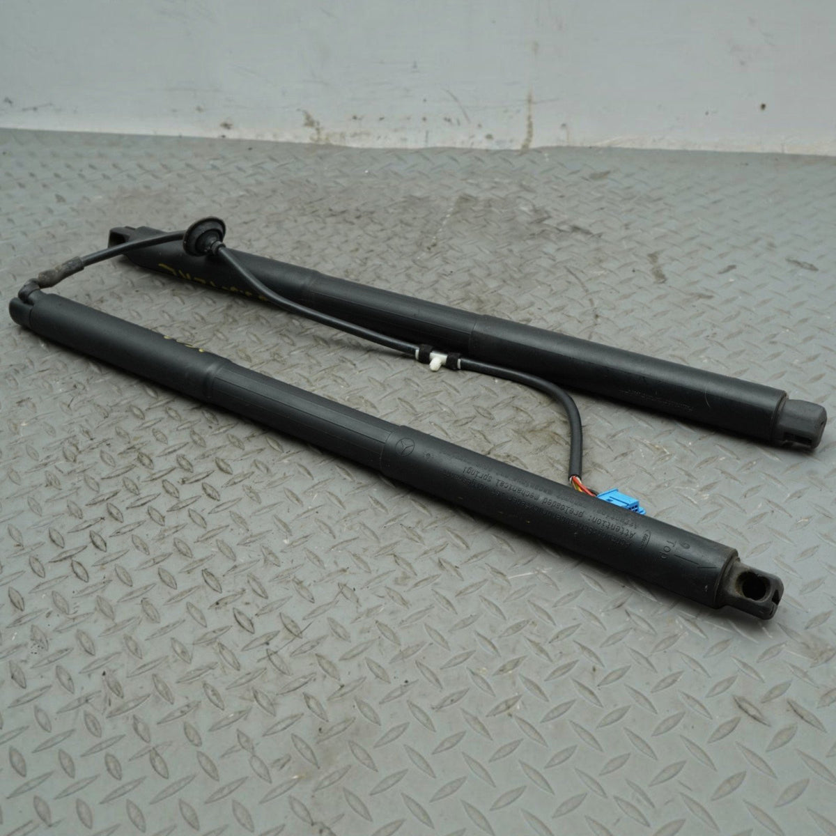 17-19 Mercedes GLS63 GLS550 GLS450 X166 Trunk Lid Gas Struts set A1668900100 OEM