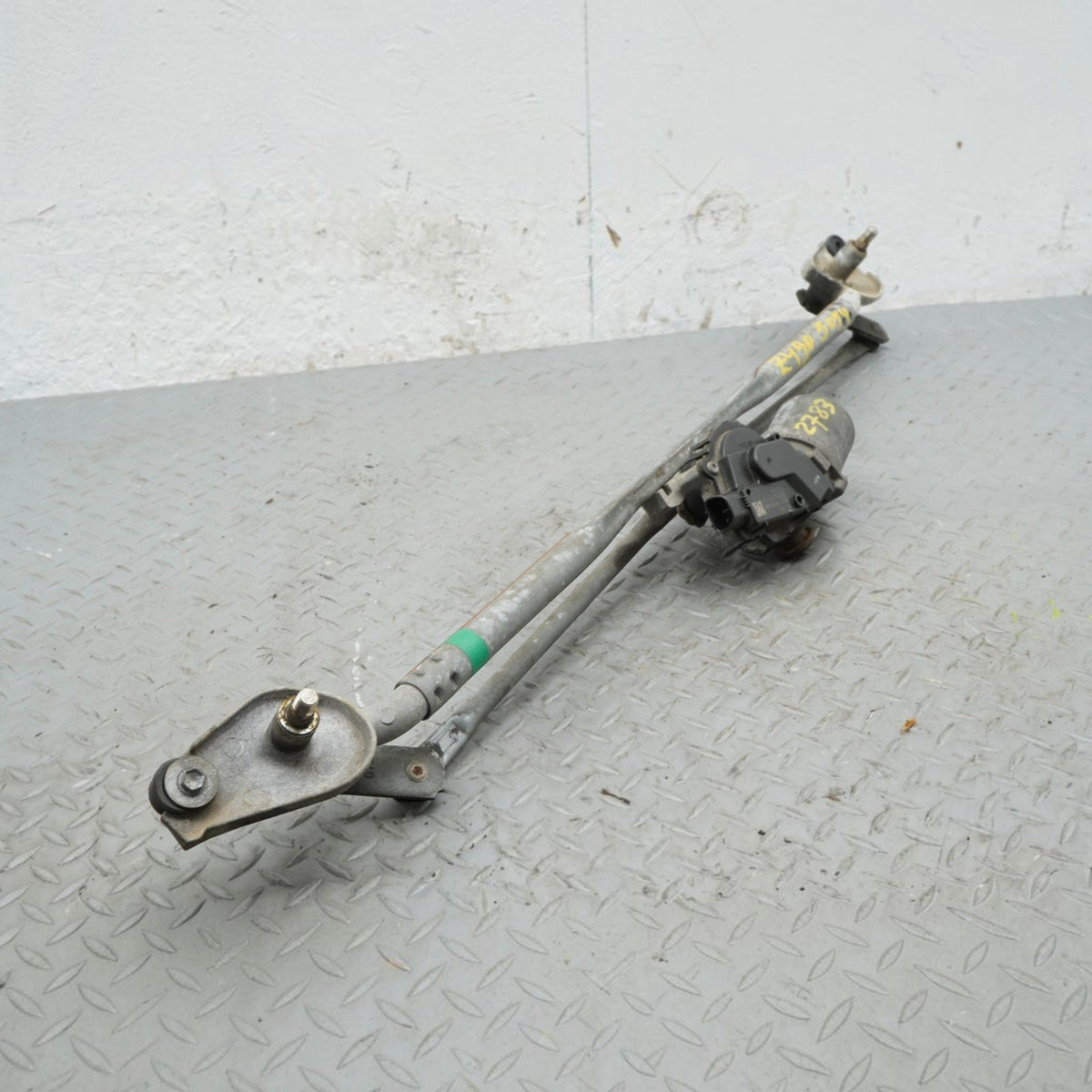 08-23 Dodge Challenger Wiper Linkage Motor Transmission Windshield 05028756AD