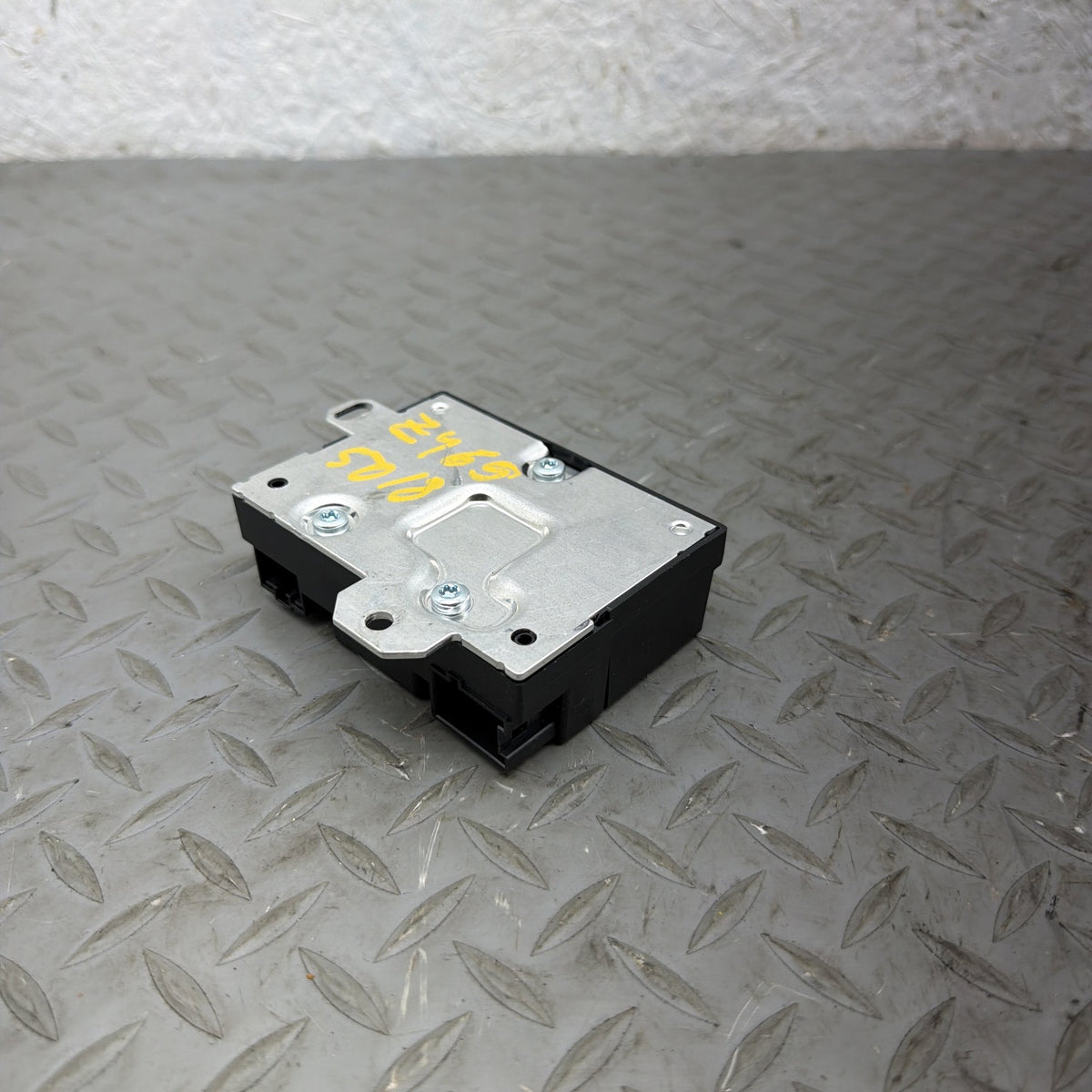 13-16 Mercedes GL450 GL550 GL63 X166 Fuel Pump Control Module 0009000104 OEM