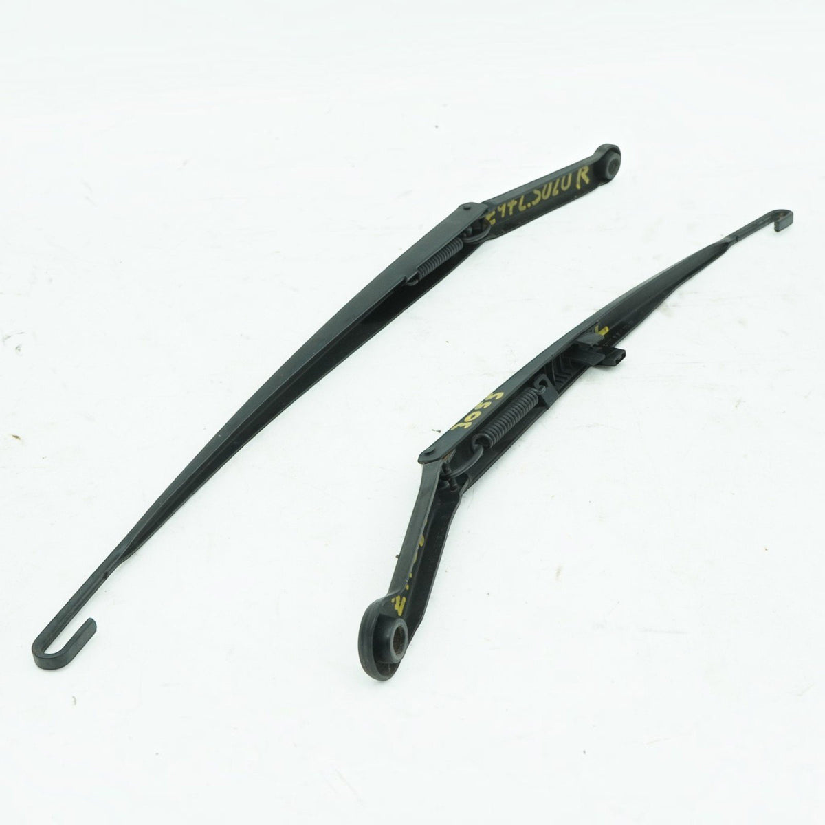 99-06 BMW E46 325i 330i M3 Front Wiper Arm Set LH RH 61617003931 61617007128 OEM