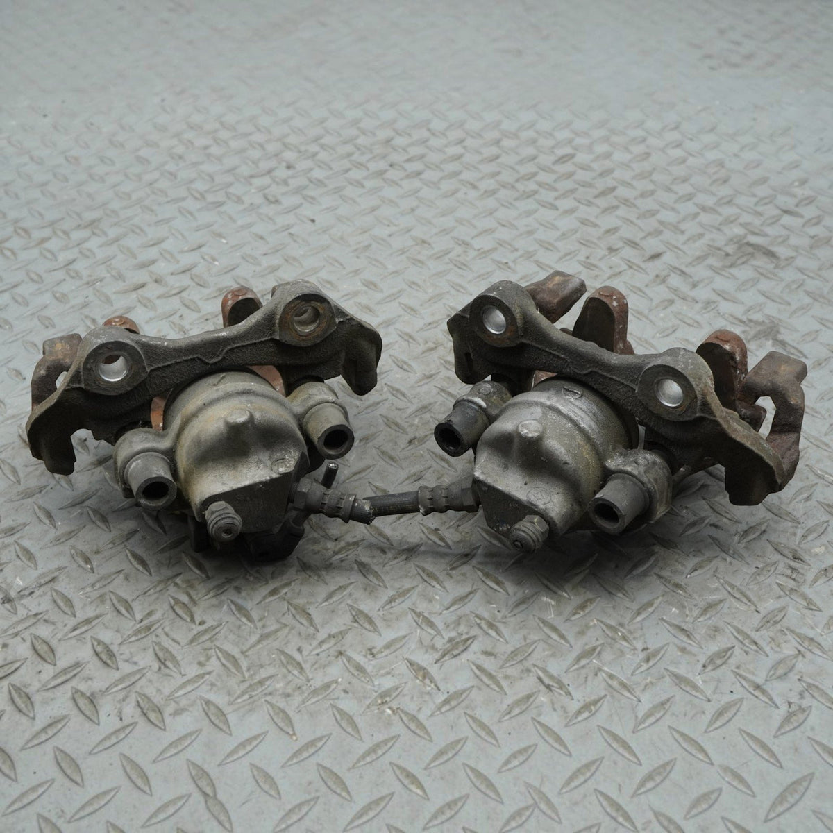 03-09 Mercedes E550 E320 E350 W211 Rear Left Right Caliper Set 002420278380 OEM